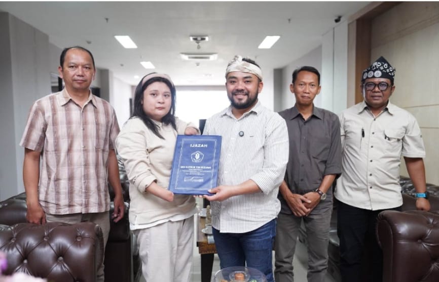 Warga Batu Akhirnya Genggam Ijazah! Setelah Wakil Wali Kota Heli Suyanto Turun Tangan