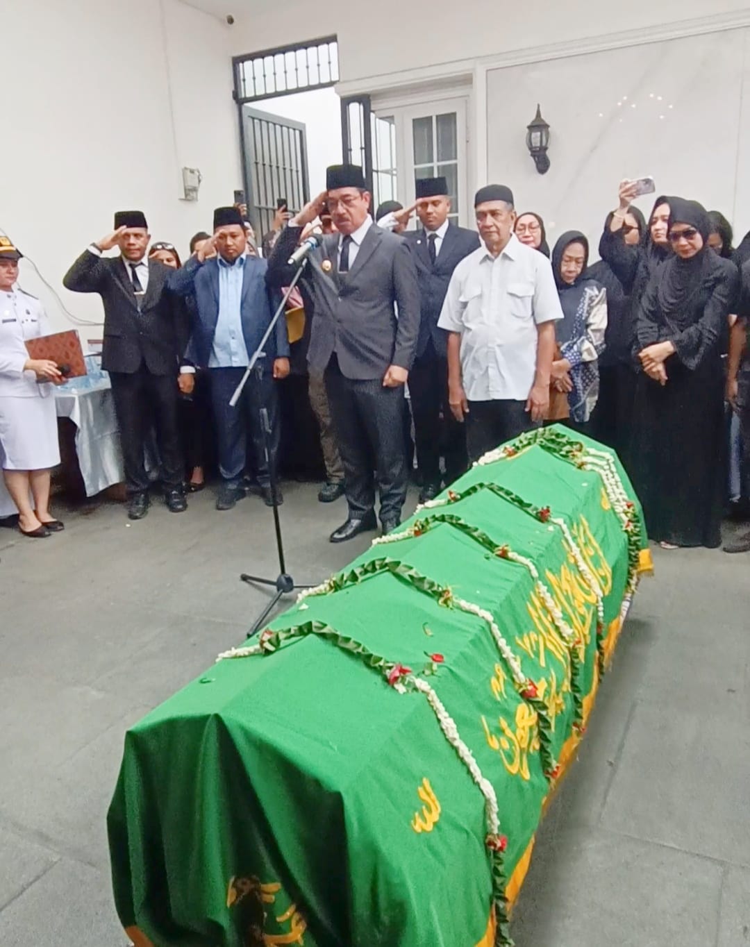 Penghormatan Jenasah Almarhum. Foto Diskominfo Maluku.