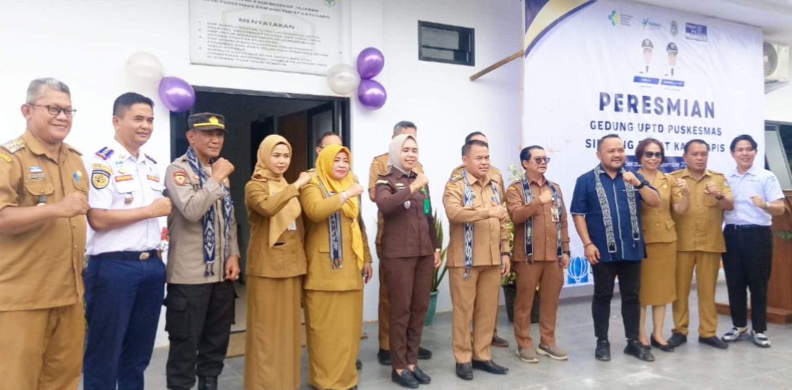 Foto bersama usai peresmian. puskesqma 