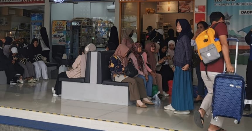 Calon penumpang masih memadati stasiun stasiun diwilayah Daop 5 Purwokerto (Foto : Biantoro)