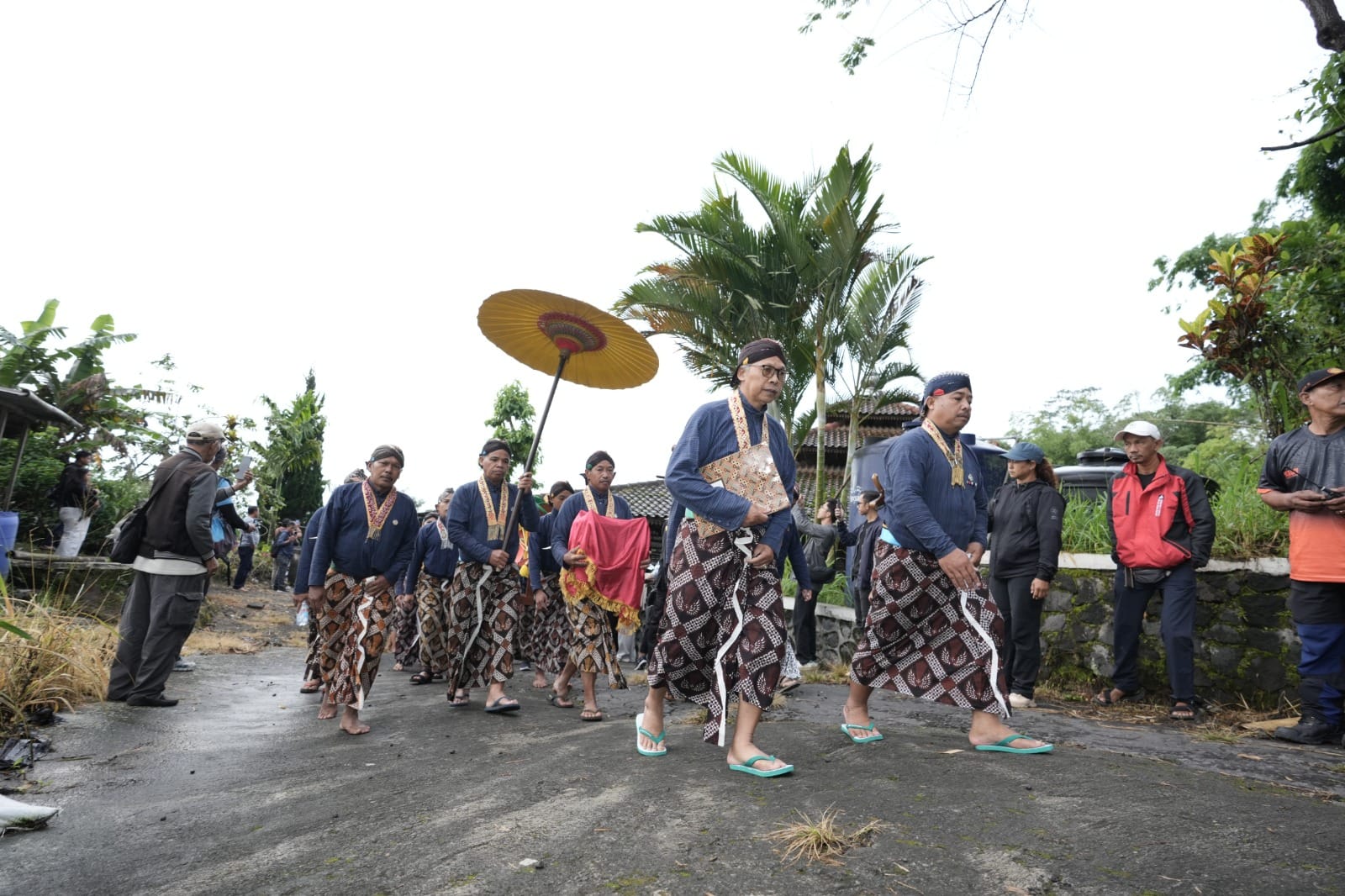 Wakil Bupati Sleman Danang Maharsa berjalan menuju Sri Manganti Hargo Merapi untuk mengikuti prosesi ritual Labuhan Merapi dalam rangka memperingati Tingalan Jumenengan Dalem ke-38 Sri Sultan Hamengku Buwono X, Selasa (20/1/2026). Foto: Fatmawati.