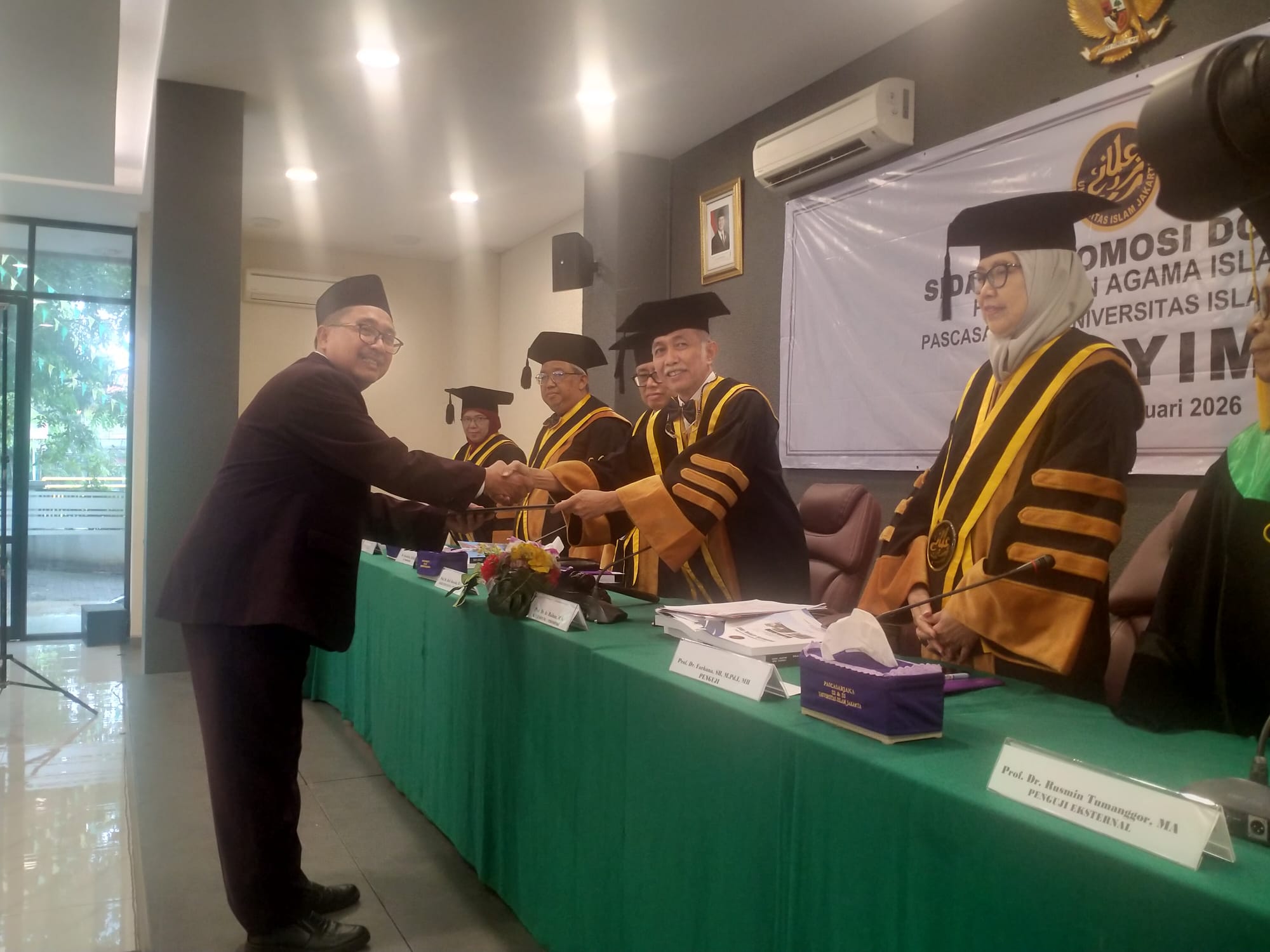 Doktor Hasyim saat menerima tanda kelulusan dari Rektor UIJ Prof. Raihan