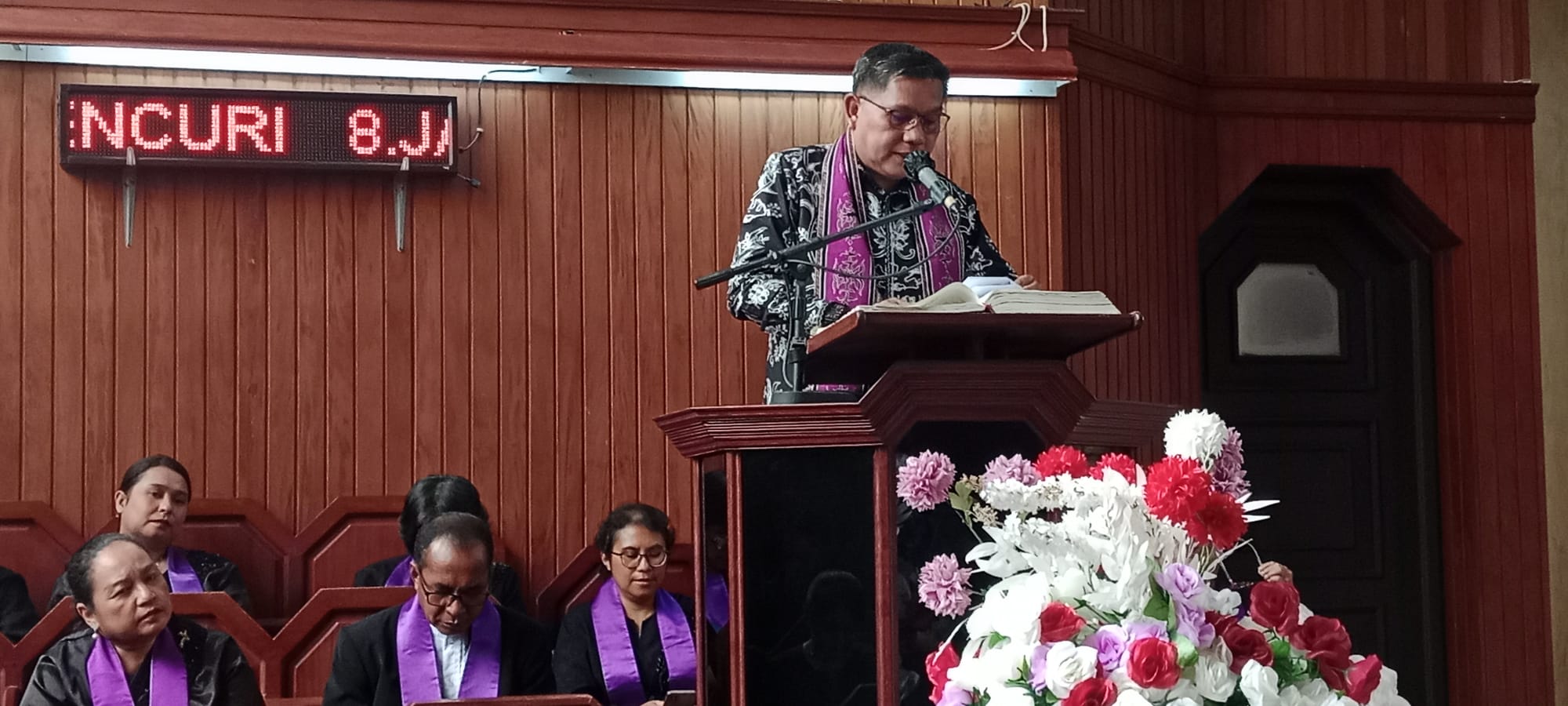 Walikota Ambon saat. Memberikan sambutan minggu 8/3/2026