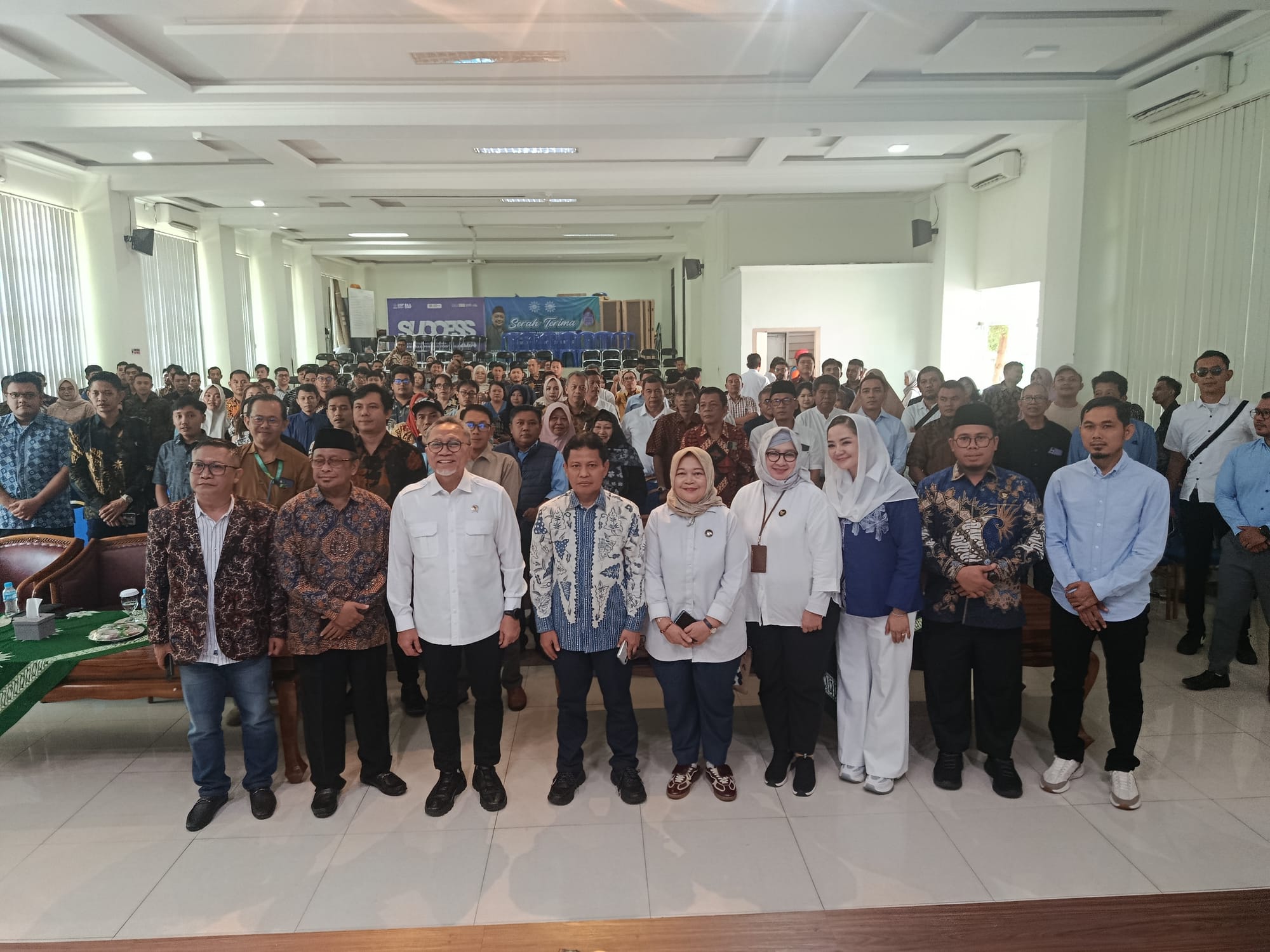 Usai memberikan ceramah, menteri Zulfikri Hasan nenyempatkan foto 