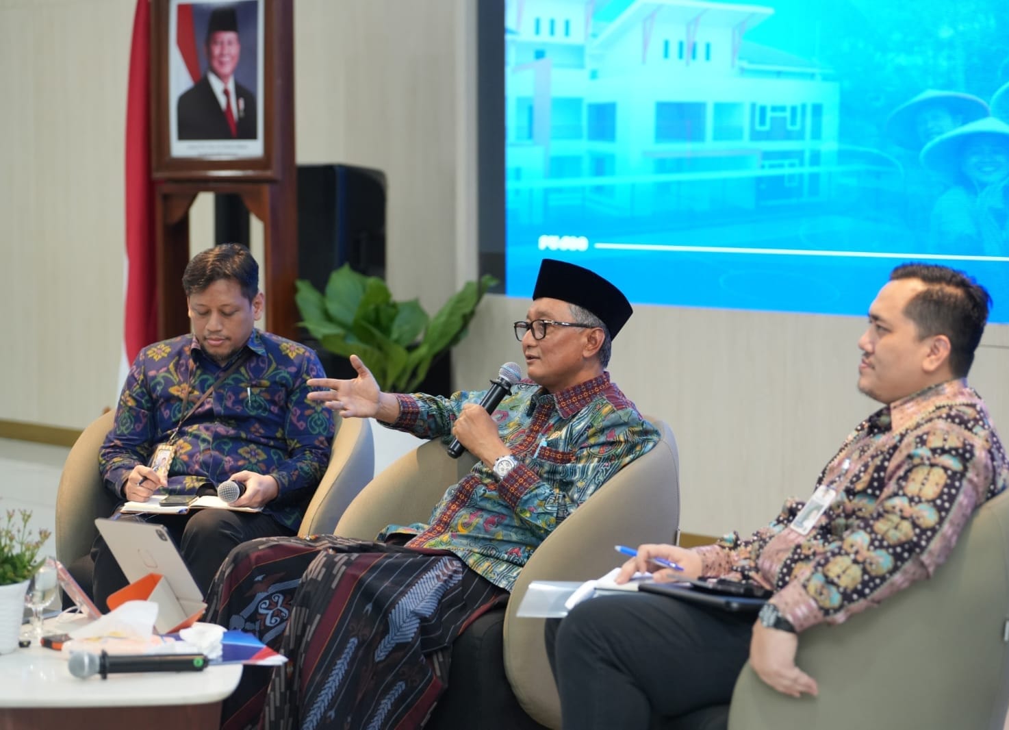Menteri PU (tengah) menegaskan percepatan pembangunan Sekolah Rakyat tidak boleh mengorbankan kualititas ( Spektroom/dd)