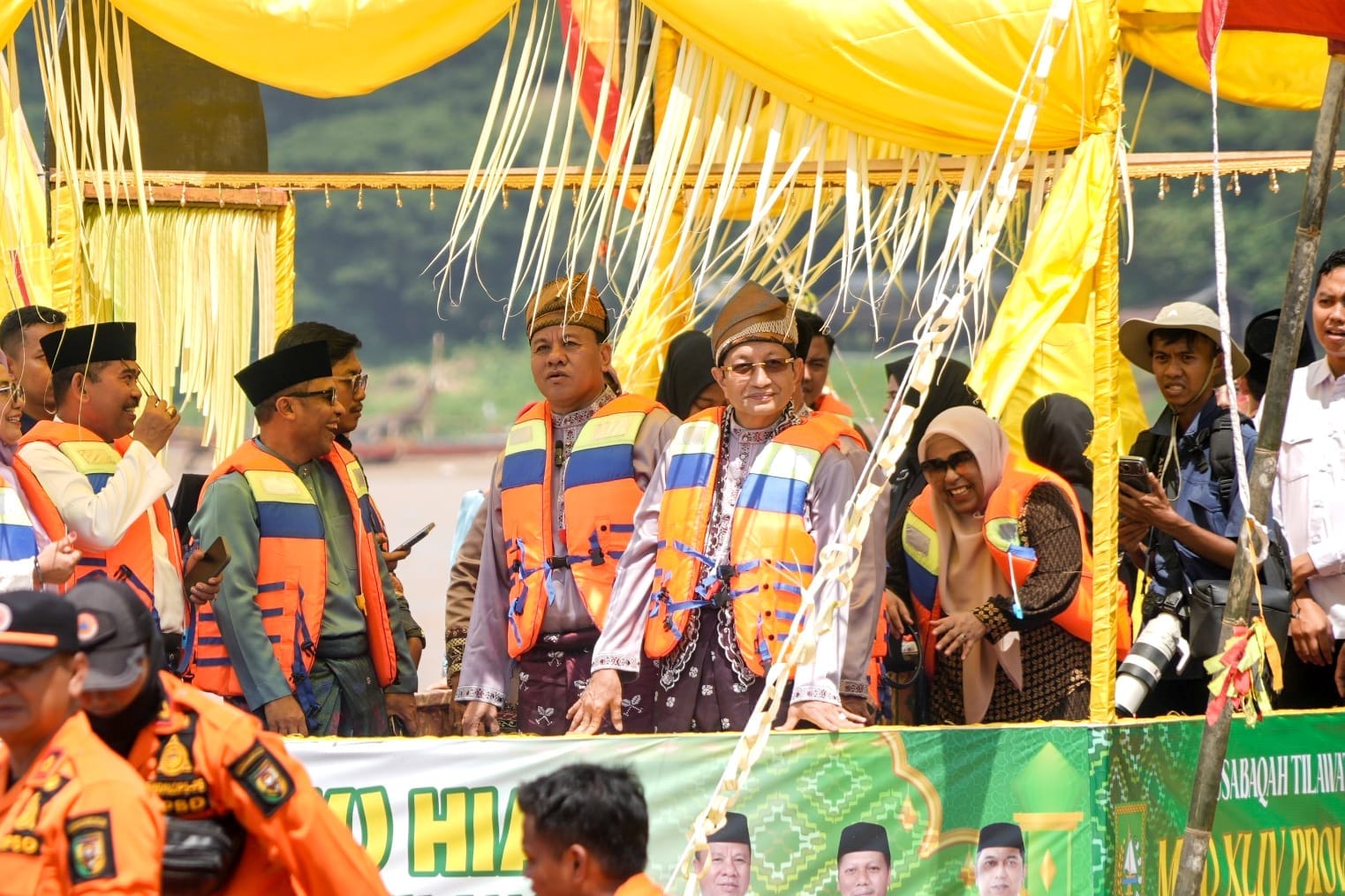 Suasana Pacu Jalur di Tapian Narosa.