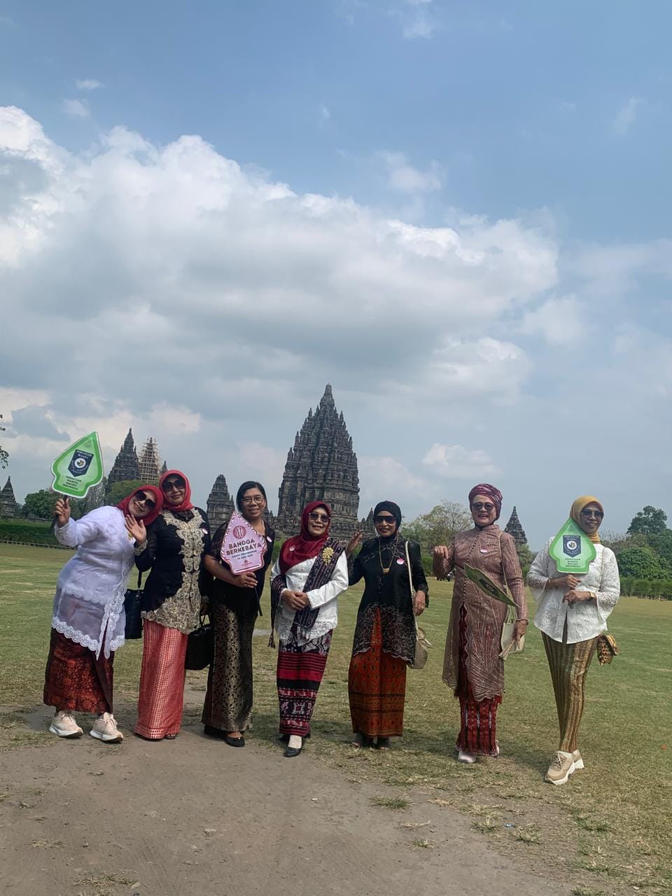 Lebih Dari 2000 Peserta Lintas Usia Memadati Kawasan Candi Prambanan Memperingati Hari Kebaya Nasional