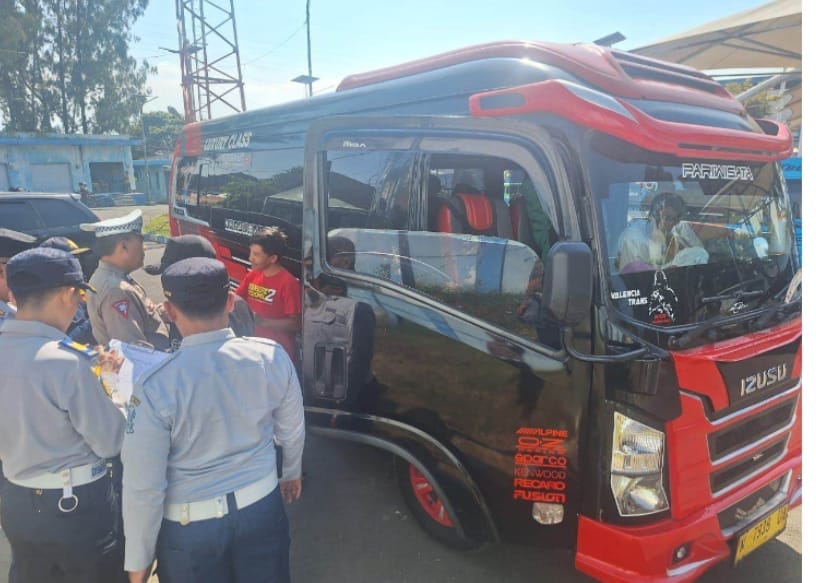 Satlantas Polres Batu dan Dishub Batu Sisir Angkutan Umum dalam Ramp Check Operasi Patuh 2025