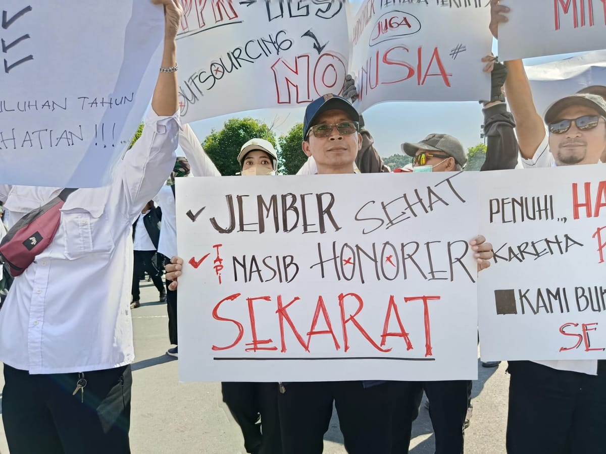 Ratusan Tenaga Honorer Aksi Damai Tuntut Kejelasan Status