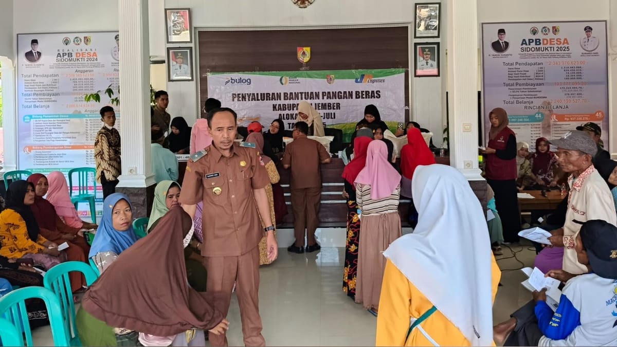 Sejumlah 1.210 Keluarga Penerima Manfaat Desa Sidomukti Menerima Bantuan Beras