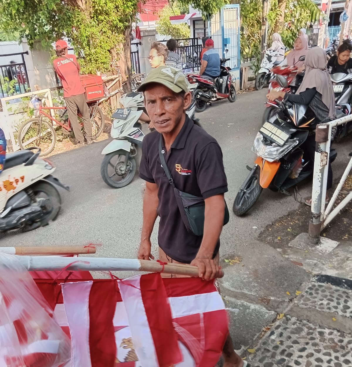 Pedagang Bendera Bersaing Ketat dengan Penjual Online: