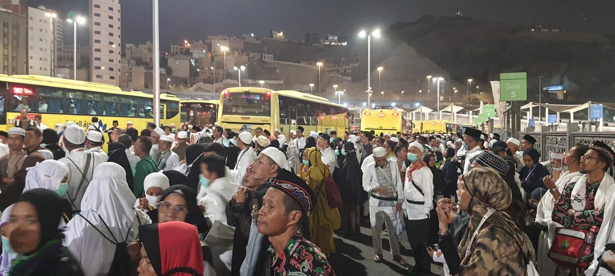 Bus Shalawat Dihentikan, Antrean Padat, Banyak Jemaah Pilih Taksi
