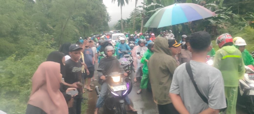 Jalur utama Trans Seram, Provinsi  Maluku diblokir  massa,  Aparat Kepolisiaan  segera turun tangan.