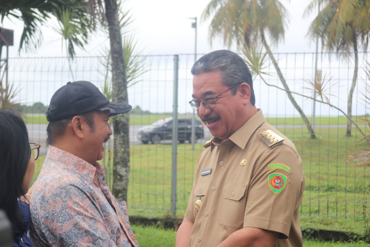 MENTERI PPN/BAPPENAS TIBA DI AMBON, DISAMBUT GUBERNUR MALUKU.