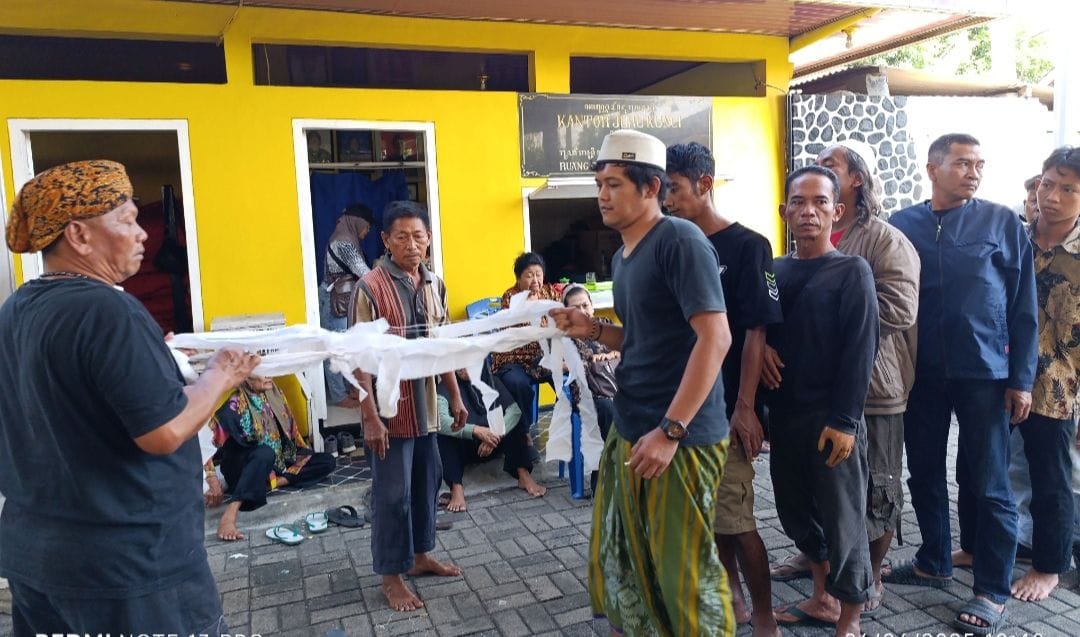 Warga Rebutan Kain Pamoksan, Diyakini Sebagai Jimat dan Pegangan Hidup