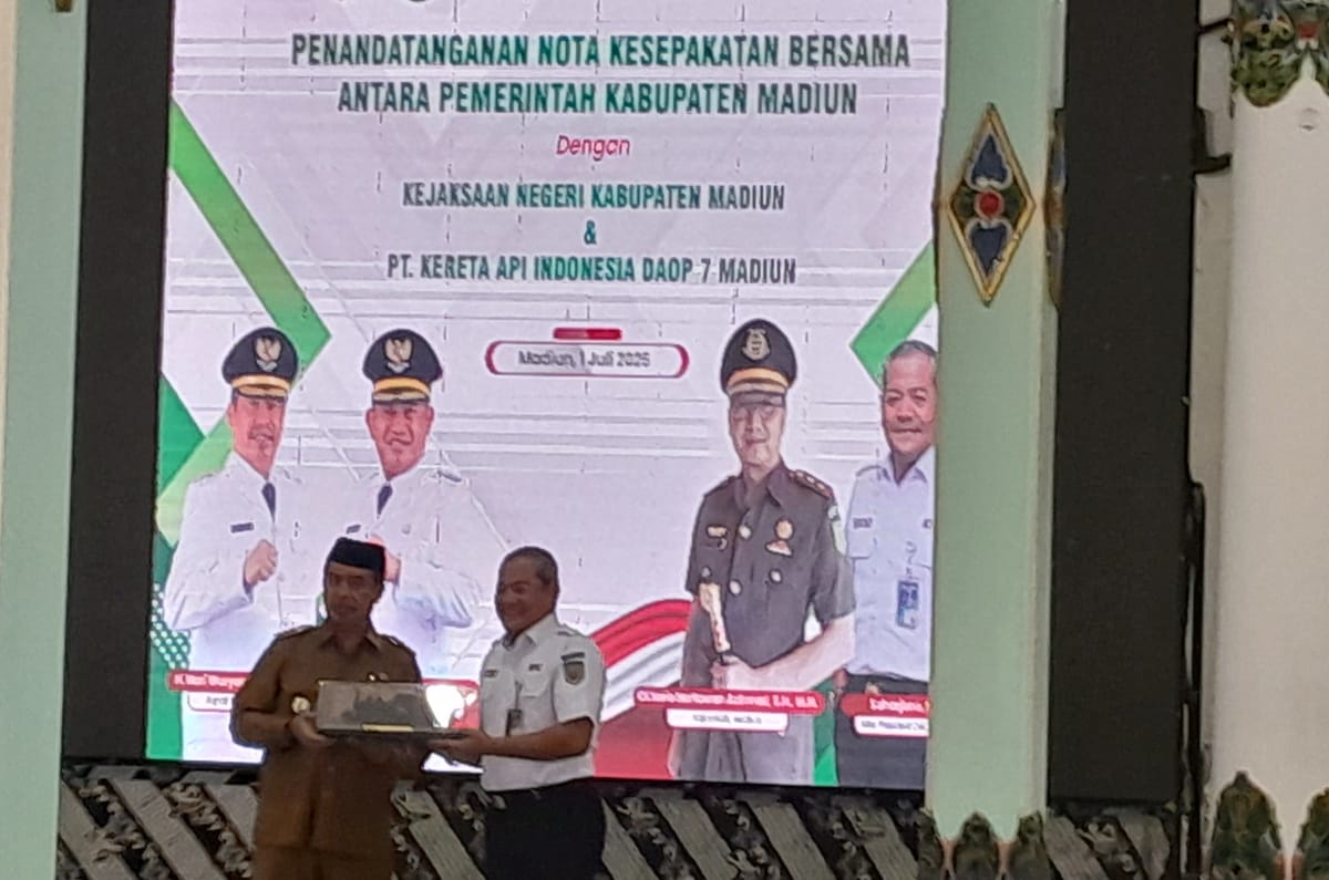 Bupati Madiun Tandatangani  MoU bersama Kajari Kabupaten Madiun dan VP PT KAI Daop 7 Madiun