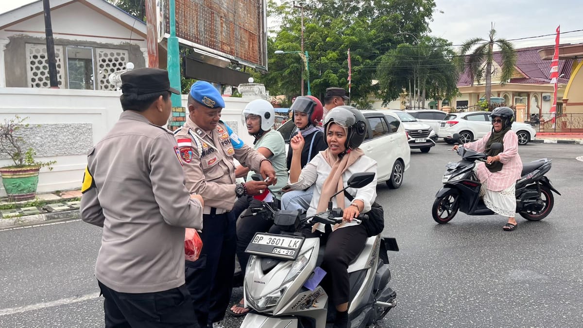 Polsek Balai Karimun Bagikan Bendera Merah Putih Ke Pengendara Ranmor