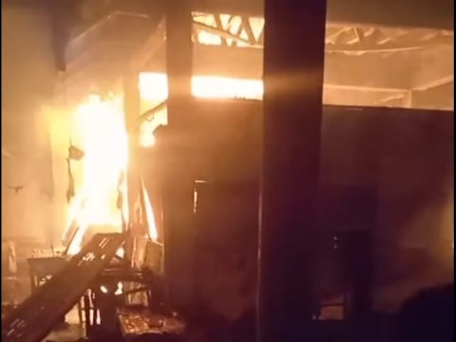 Petugas Pemadam Kebakaran Gerak Cepat Padamkan Api Pasar Rambipuji