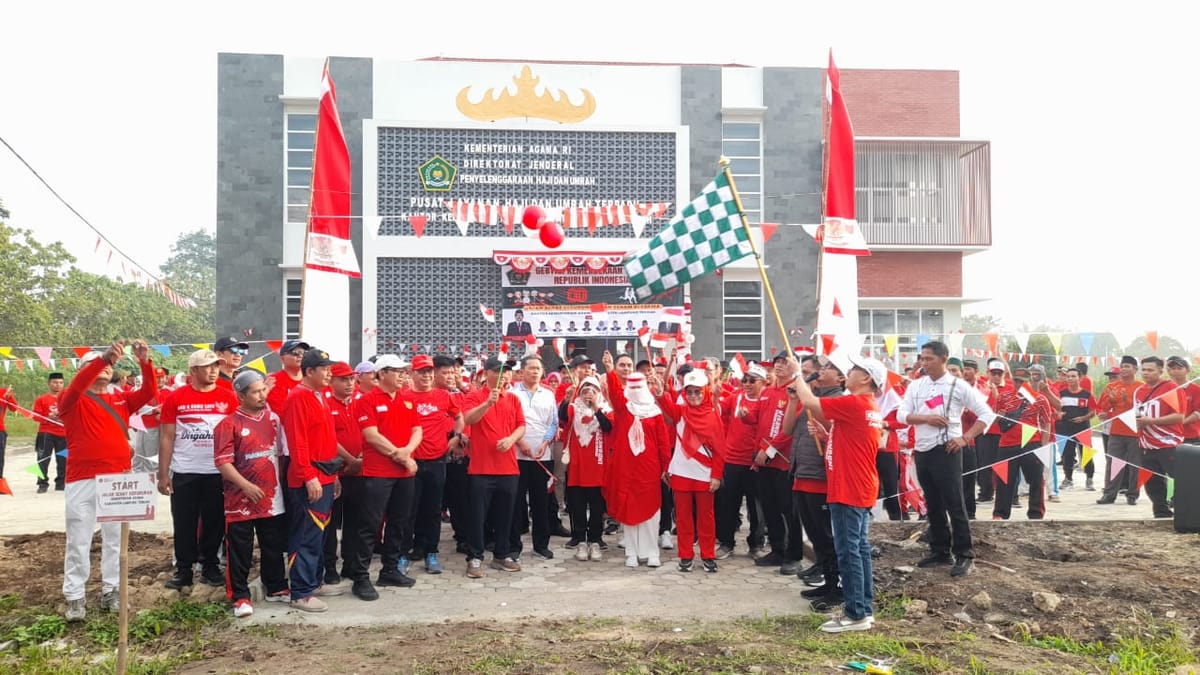 Peringati Hari Kemerdekaan, Bupati Lamteng Ardito Lepas Jalan Sehat Kerukunan