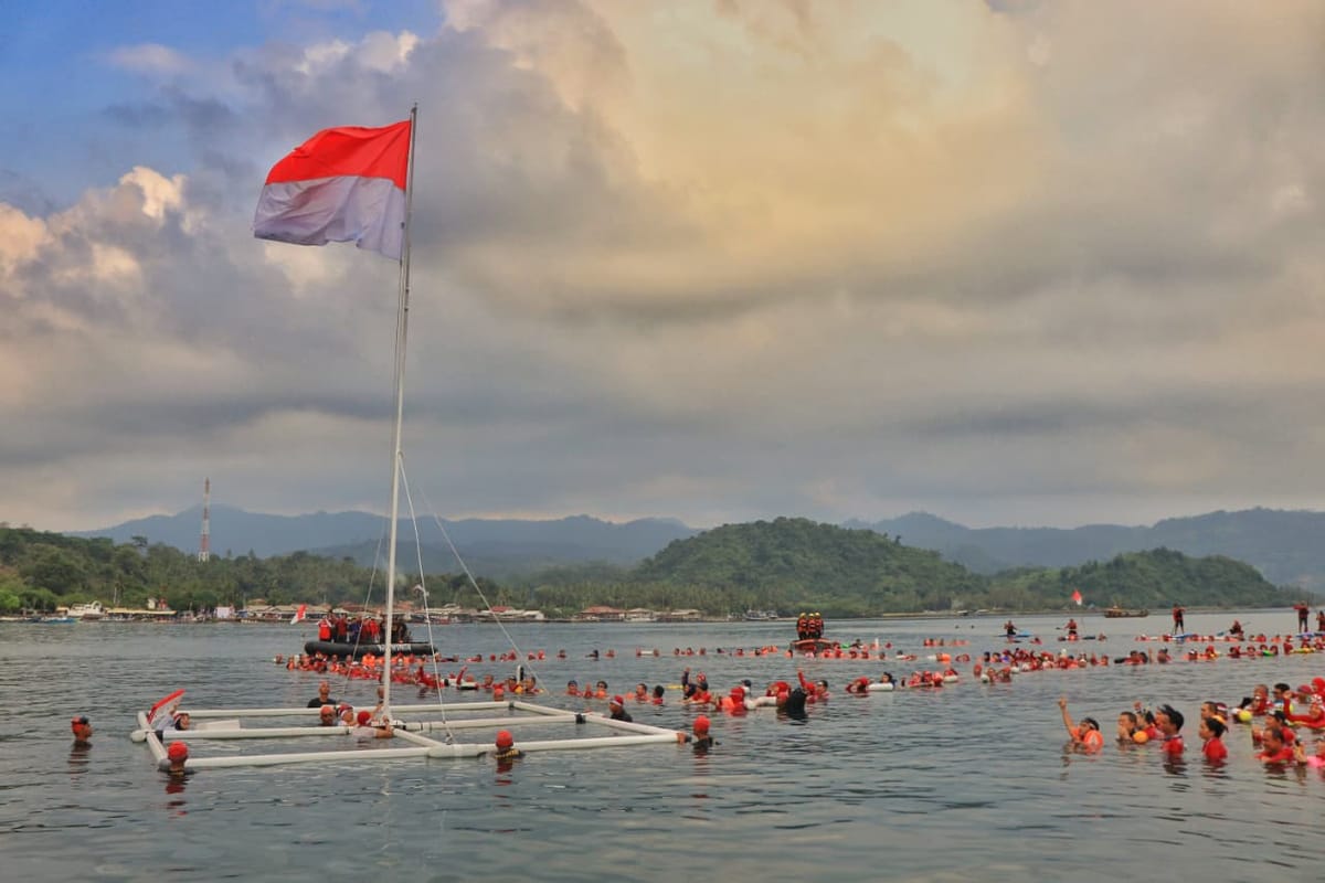 Mirzani Djauzal, Gubernur Pertama di Dunia Menjadi Inspektur Upacara di Atas Permukaan Laut