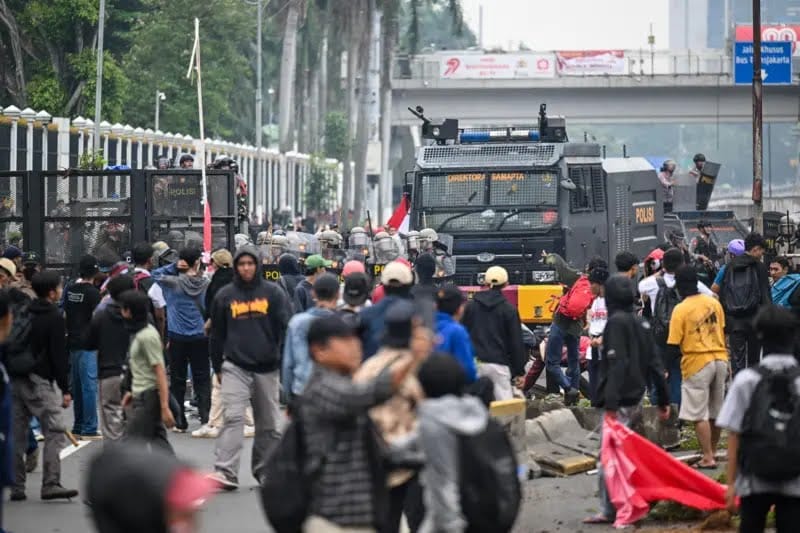 Polisi Pukul Mundur Pendemo Pertanyakan Gaji Plus Tunjangan Anggota DPR Rp100 juta Lebih