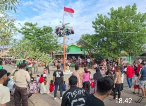 Pemuda-Pemudi Teluk Kelayan - Banjarmasin Gelar Lomba Panjat Paralon