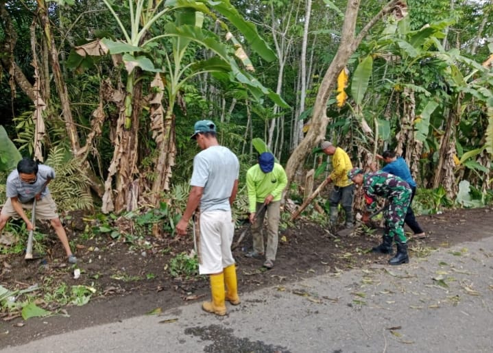 Babinsa BAS dan Warga Banua Ratau Kompak Gelar Kerja Bakti Pembersihan Jalan Desa