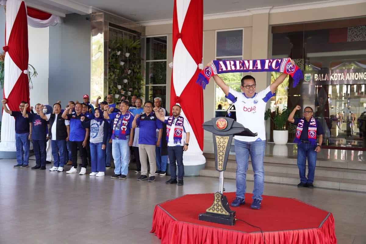 ASN Kota Batu Kompak Berkostum Arema, Wali Kota Nurochman Gaungkan Semangat Kebersamaan