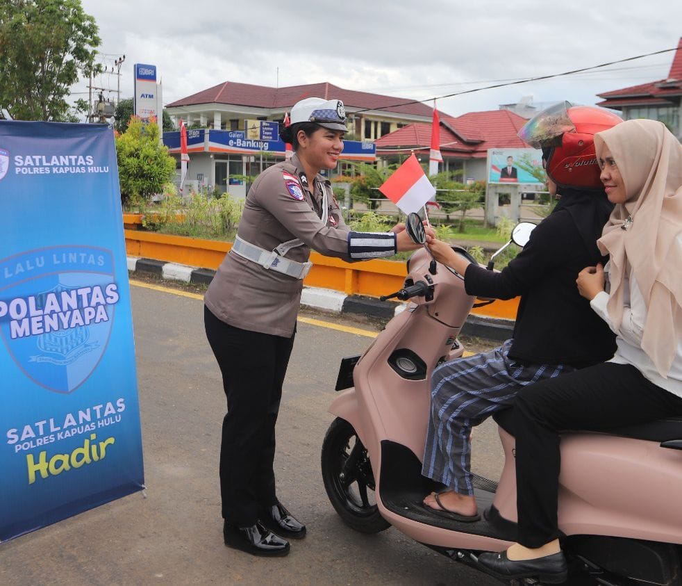 Menyambut HUT RI Ke 80 Polantas Kapuas Hulu Bagikan Bendera Merah Putih