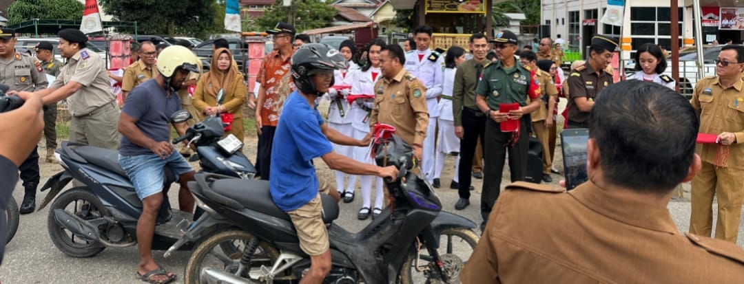 Pemkab Sekadau Bagikan 776 lembar Bendera Merah Putih  Kepada Masyarakat
