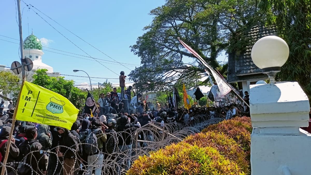 Aksi Penolakan Kenaikan Pajak Bumi dan Bangunan di Kabupaten Bone Sulsel