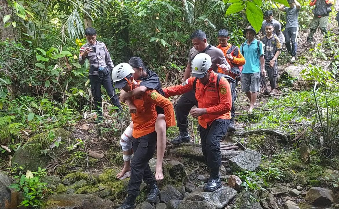 Pendakian Gunung Bawang Ditutup Warga Gelar Ritual Adat