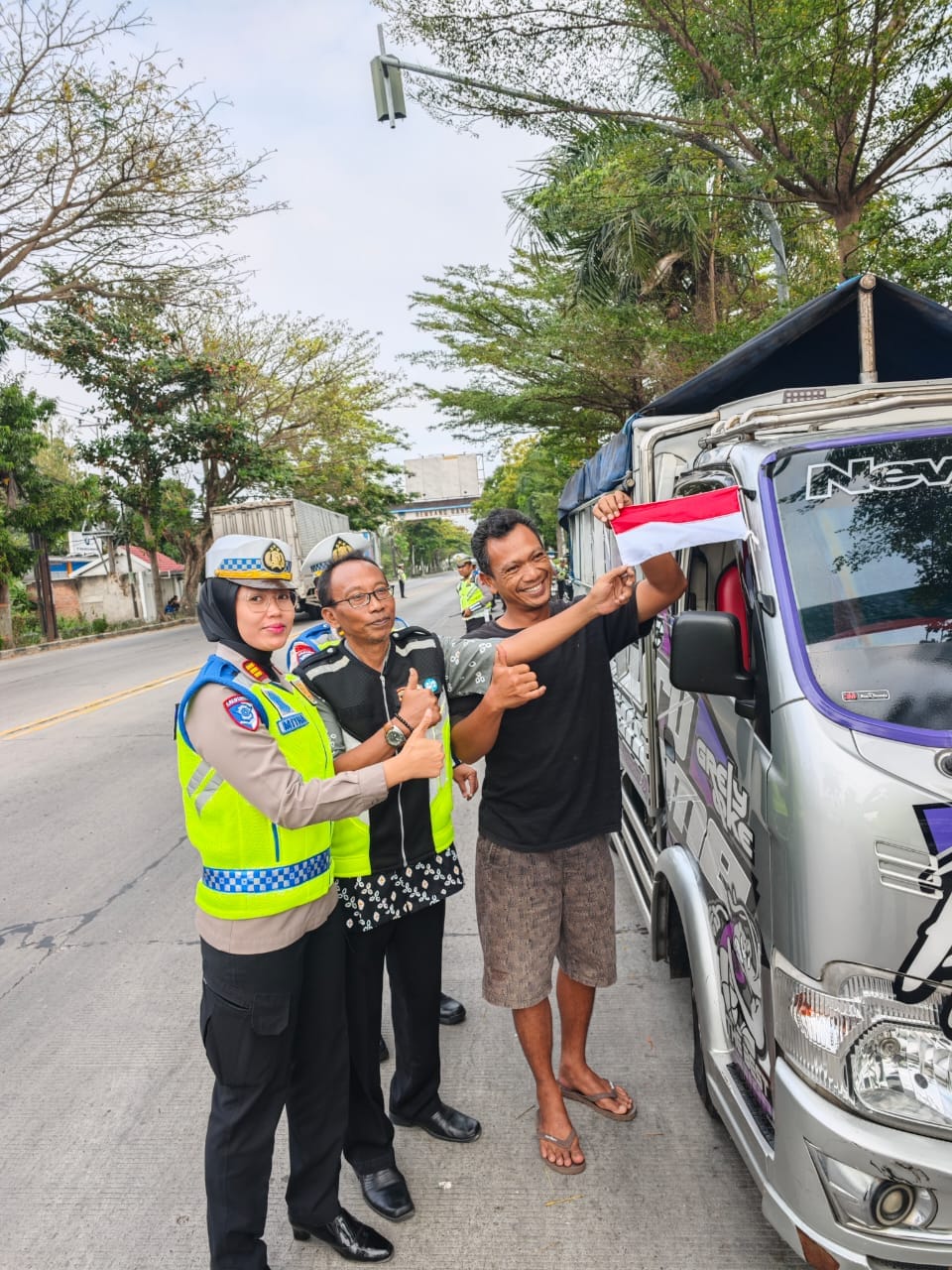 Polres Rembang Membagikan Bendera Merah Putih Kepada Para Pengguna Jalan