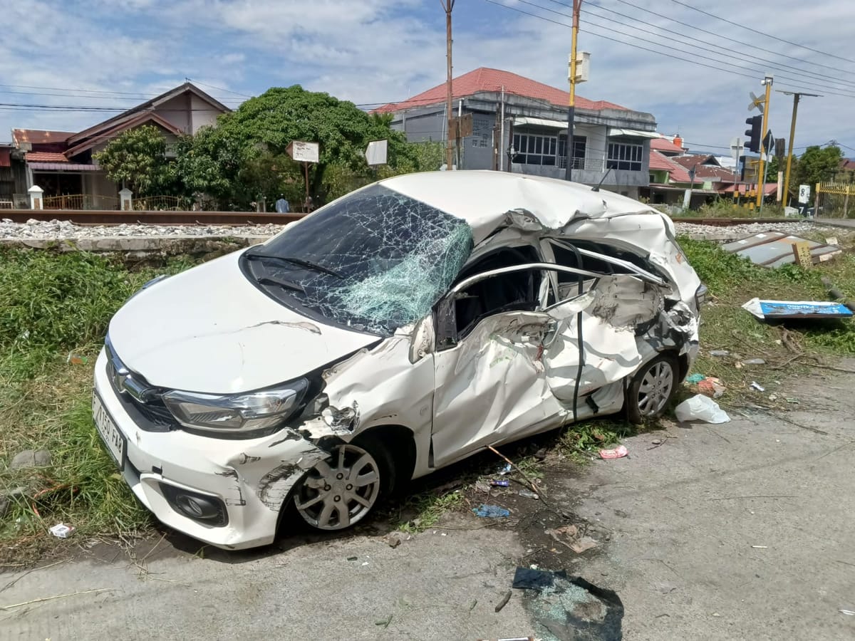 KA Ekspres Tabrak Mobil, Dua Orang Siswi SMA Negeri 10 Padang Meninggal, Lima Orang Luka-Luka