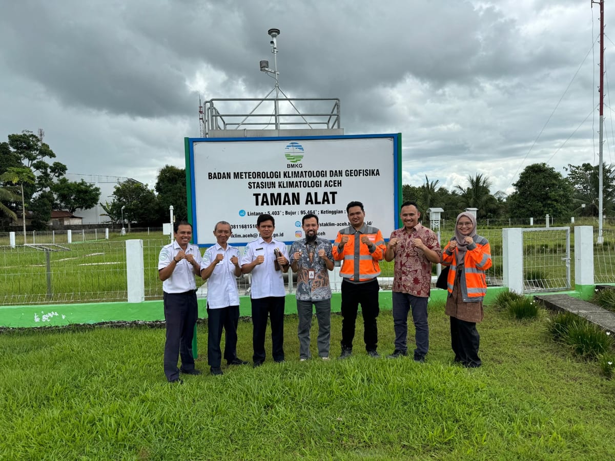PT Solusi Bangun Andalas Gandeng BMKG Pasang Alat Penakar Hujan Otomatis