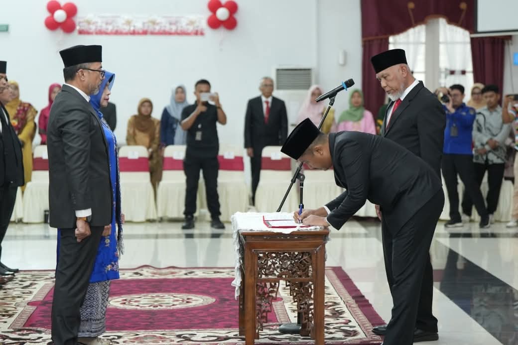 Gubernur Mahyeldi Lantik 14 Pejabat Pimpinan Tinggi Pratama Pemprov Sumbar