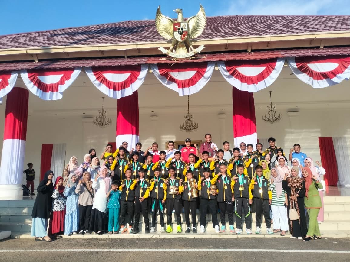 Gubernur Sumbar Lepas SSB Imam Bonjol Padang Berlaga di Piala Soeratin U-13 Nasional