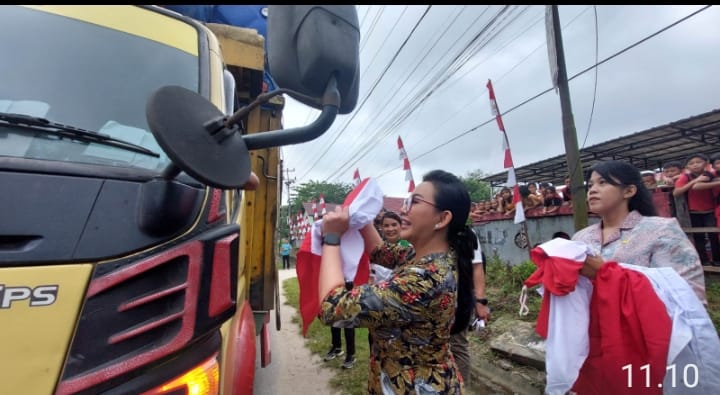 Pemkab Landak Bagikan 1.200 Bendera Merah Putih kepada Masyarakat