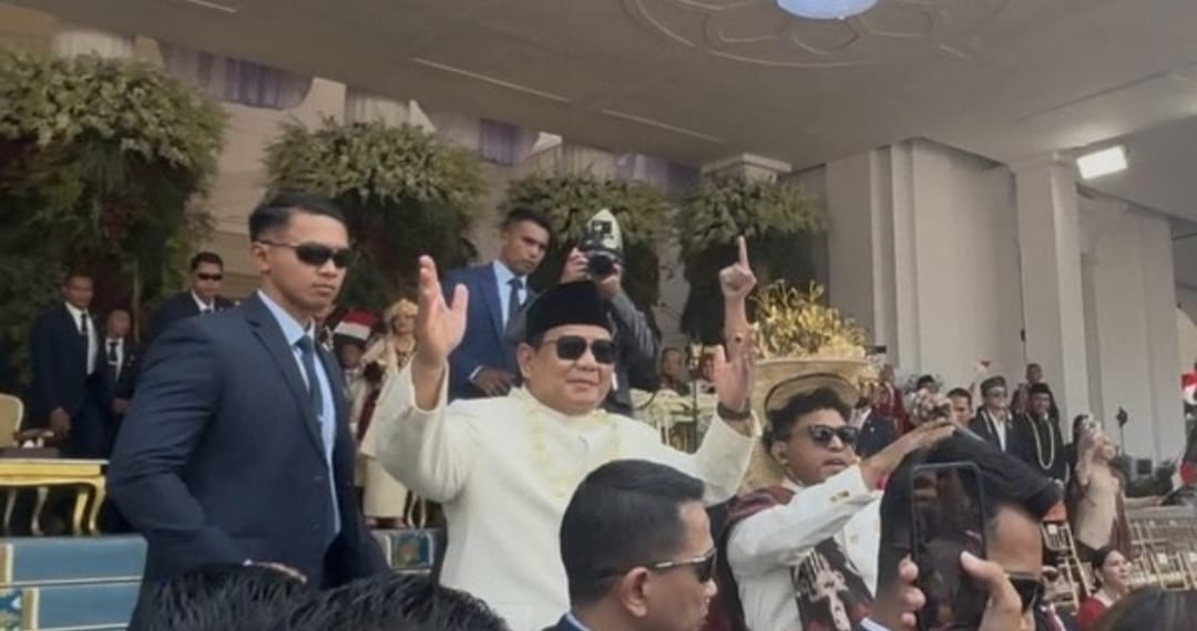 Presiden  Berjoget Bersama  Dengan Alunan  Lagu  Tabola Bale Di Istana Merdeka