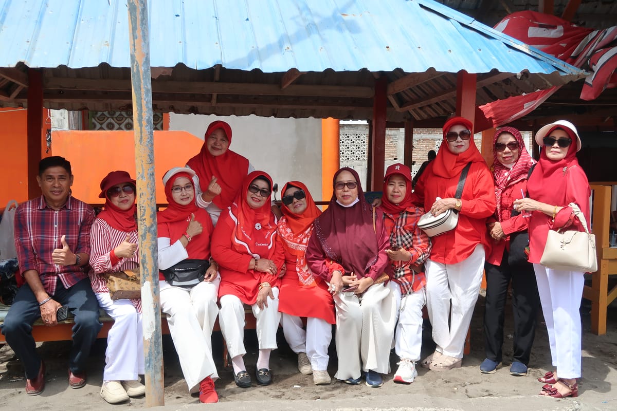 Pensiunan RRI Makassar Semarakkan HUT RI Ke-80 di Tempat Wisata