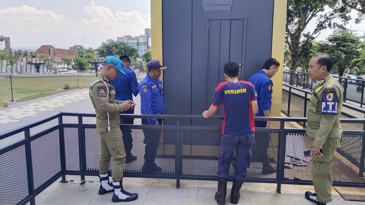 Petugas Damkar Jember Selamatkan Kucing Terjebak di Videotron Alun-Alun
