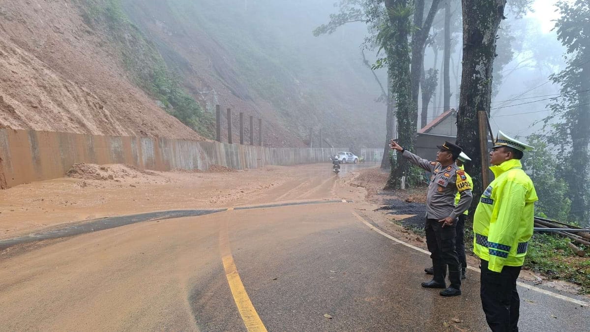Hujan Deras Akibatkan Tanah Longsor di Lumajang