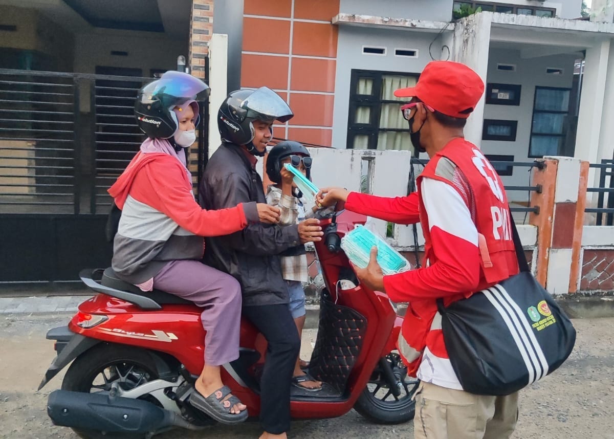Antisipasi Dampak Asap Karhutla di Kubu Raya, PMI Kalbar dan LPBM Bagikan 7.000 Masker