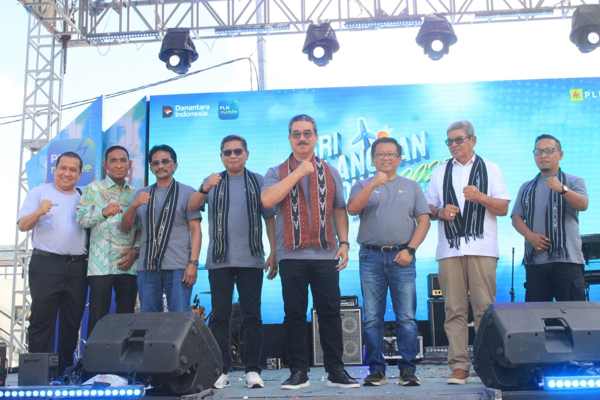 Gubernur Resmikan Waktu Hidup Listrik dan Program Bantuan Listrik Gratis