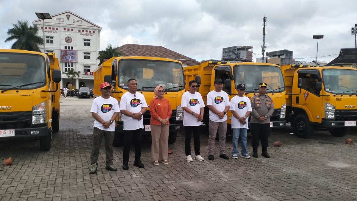Atasi sampah di Kota Ambon, Walikota  Resmikan 9 Truk Sampah