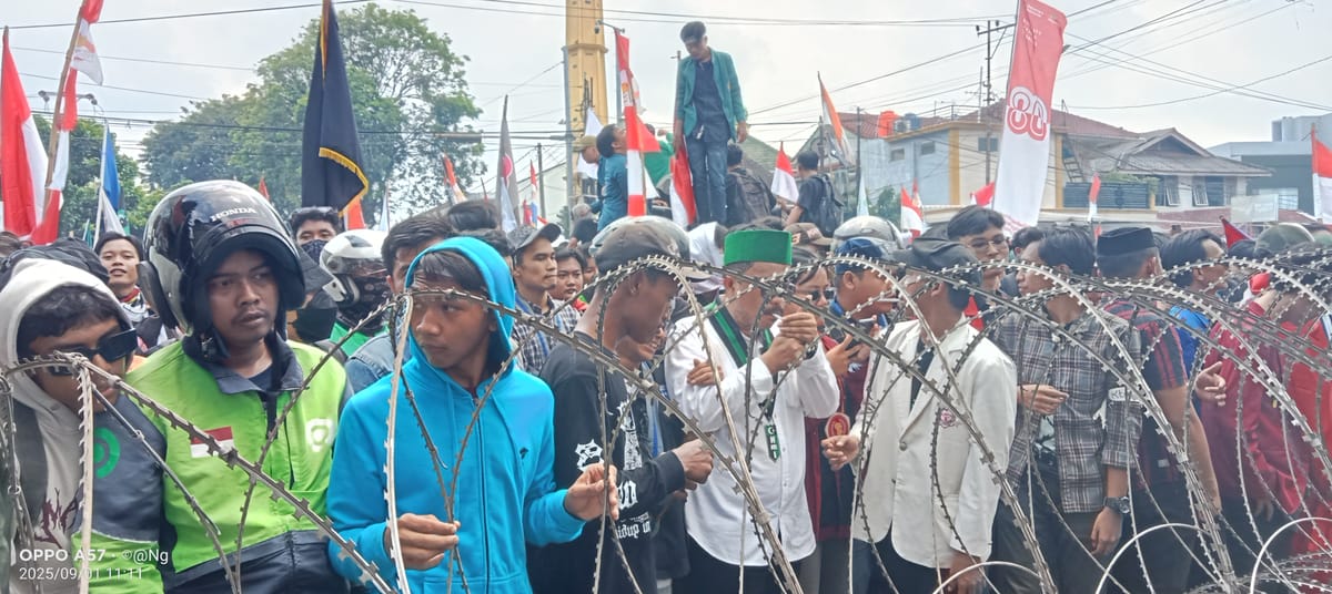Tertahan Barikade Polisi, Massa ALM Tetap Bertahan Sambil Menyuarakan 13 Tuntutan