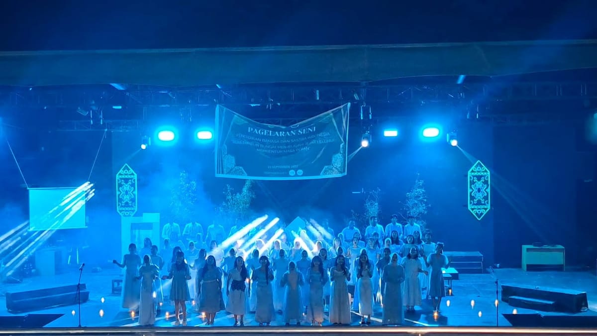 Lampu, Puisi, dan Tarian: Malam Seni Mahasiswa Meriahkan Dies Natalis PBSI FKIP UPR