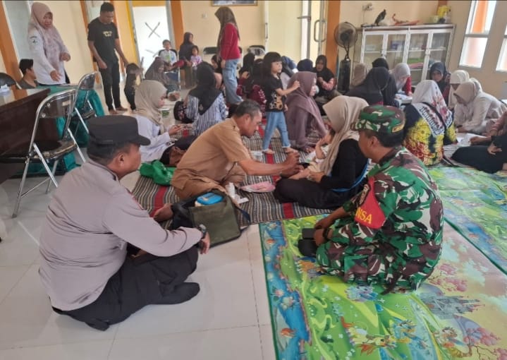 Wujud Kepedulian TNI-Polri, Babinsa dan Bhabinkamtibmas Dampingi Posyandu di Barabai Barat, Kalsel