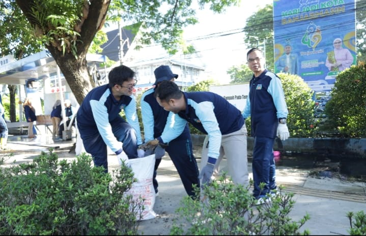 Pegawai PAM Bandarmasih Antusias Bersih-bersih Sungai, Meriahkan HUT Ke 499 KotaBanjarmasin