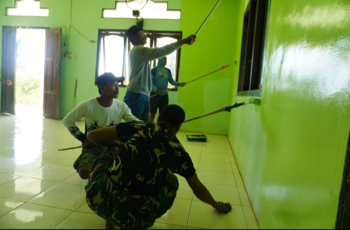 Kodim 1002/HST Gelar Karya Bakti Perbaiki Musholla Darut Taqwa